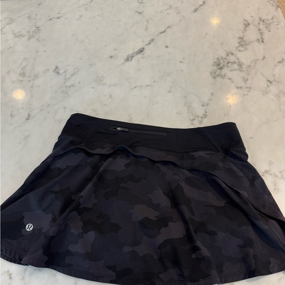 Lululemon Black Camouflage Pace Rival Mid Rise Women's Skirt, size 8, EUC - Picture 2 of 2